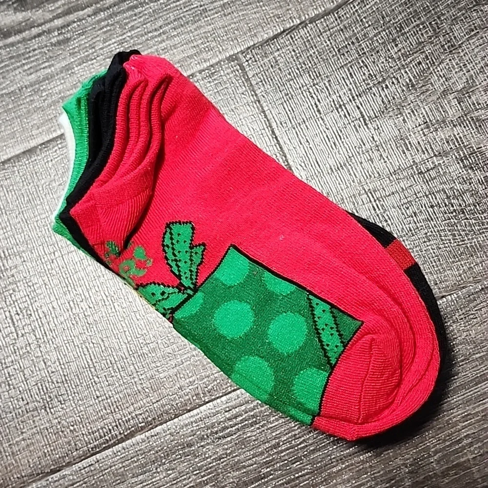 6 pair Peanuts holiday no-show Socks